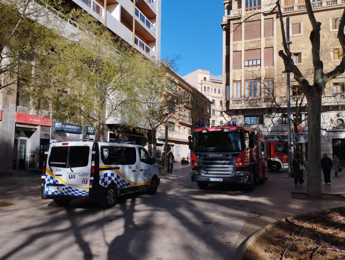 Policías y bomberos en la Plaza de España.