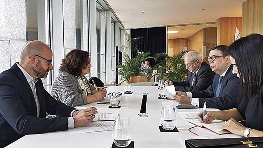 La consellera Mae de la Concha y el ministro Planas con sus equipos en la reunión de ayer en Palma.