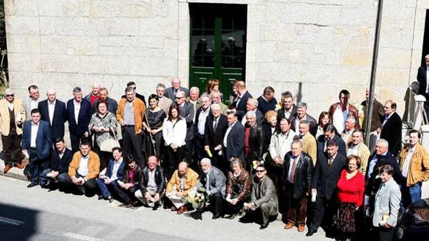 Foto de familia de los concejales silledenses, con los tres de los cuatro alcaldes de la democracia.