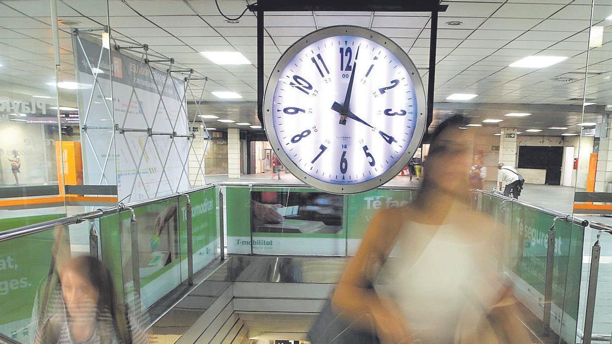 Reloj en la estación de Renfe en Barcelona.