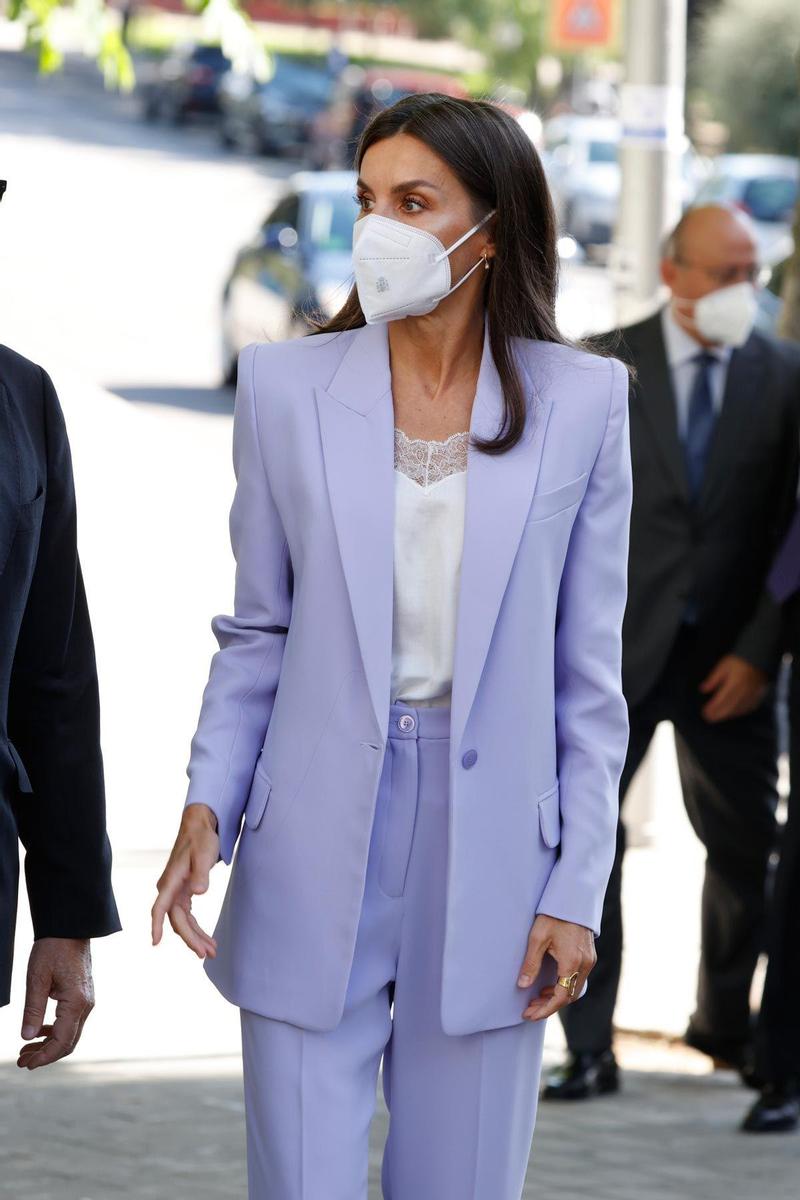 La reina Letizia estrena un traje morado para asistir al acto de conmemoración del Día Mundial de la Investigación en el Cáncer