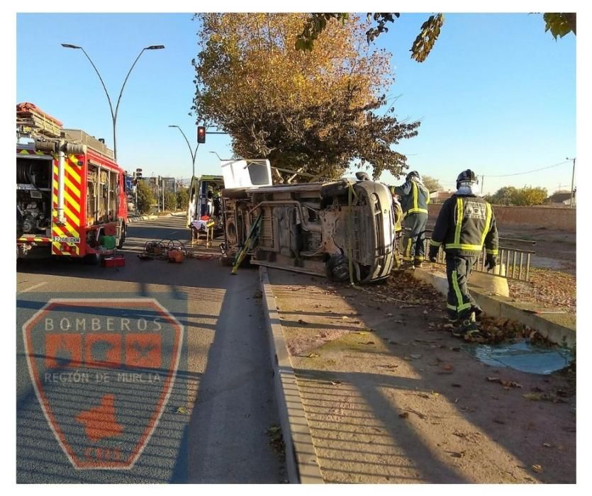 Dos heridos tras colisionar una furgoneta con un camión en Lorca