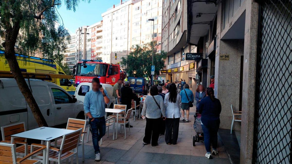 Decenas de vecinos a las puertas del portal donde intervinieron los bomberos