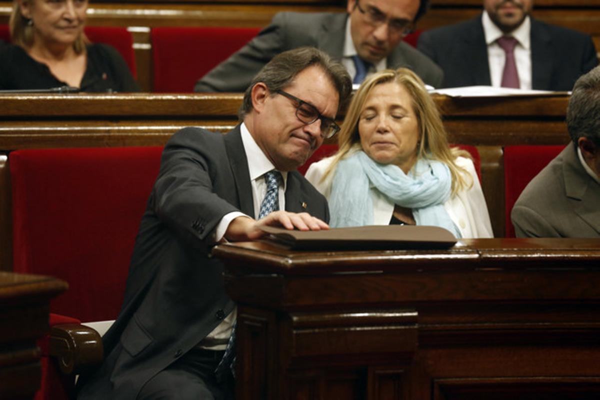 El ’president’ Mas dialoga con la vicepresidenta Joana Ortega antes de empezar el pleno sobre la ley de catalana de consultas.