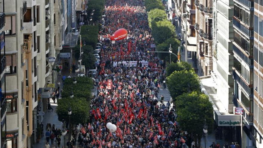 - Vista general de la manifestación de Valencia, convocada por los sindicatos hoy, 11 de marzo de 2012, en 60 ciudades españolas contra la reforma laboral.