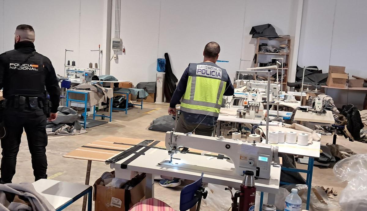 Agentes de la Policía Nacional, en el taller de Jumilla donde se produjeron los hechos.