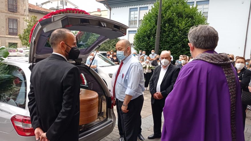 Un funeral con banda sonora para despedir a Ángel Vázquez, presidente de los Amigos de la Música de Siero