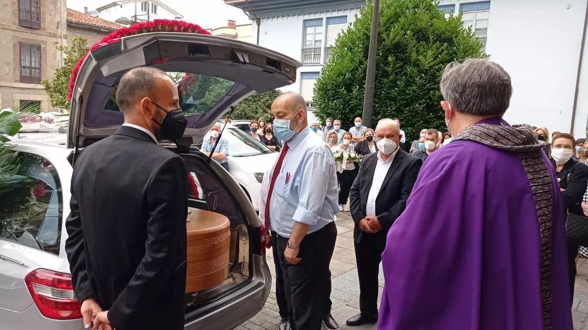 Un funeral con banda sonora para despedir a Ángel Vázquez, presidente de los Amigos de la Música de Siero