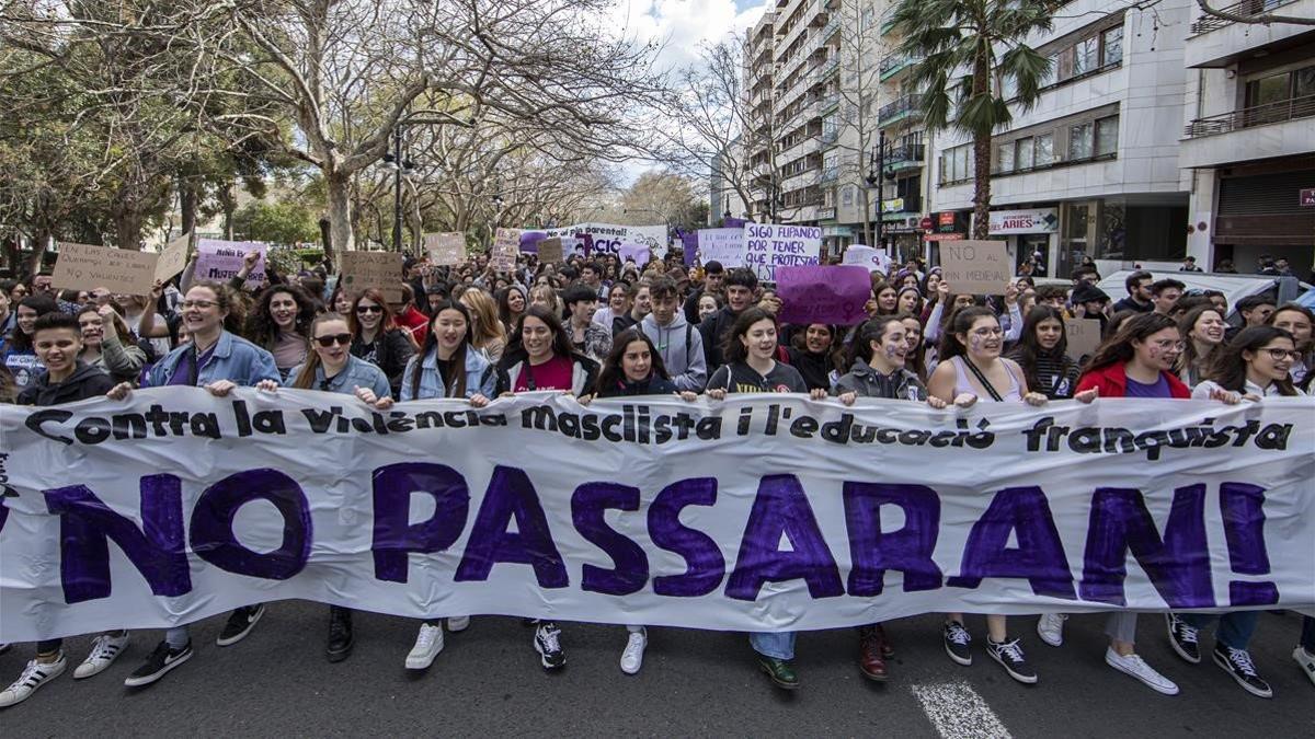 Manifestación de estudiantes por la igualdad y contra la violencia machista, este viernes, en València.