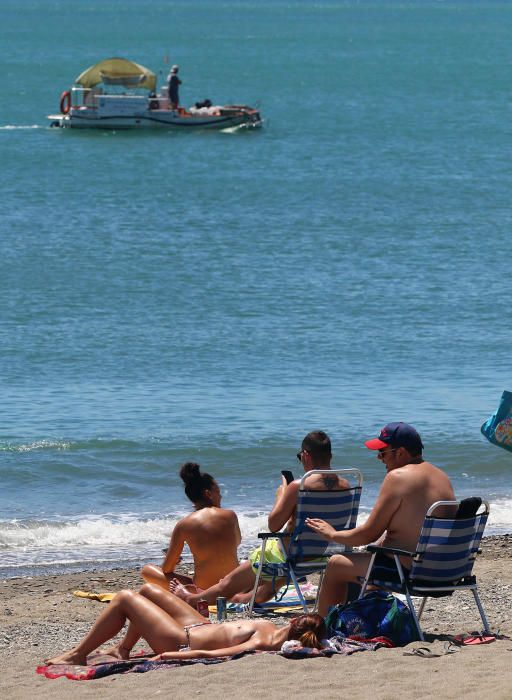 Comienzan las labores de limpieza de las playas de Málaga capital antes del inicio de la temporada de verano