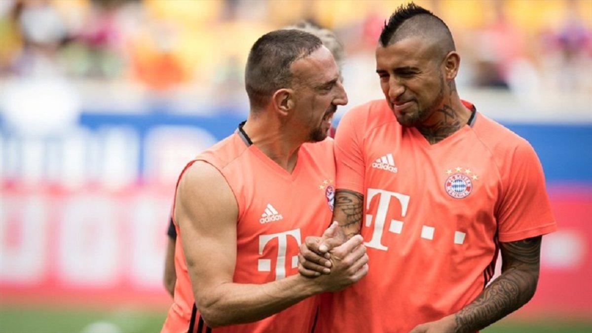 Franck Ribéry felicita en castellano a Arturo Vidal por su gran partido