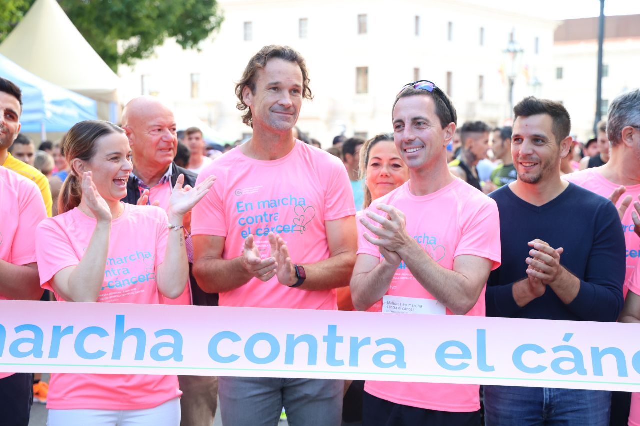 La carrera ‘Mallorca En Marcha Contra el Cáncer’ tiñe Palma de rosa