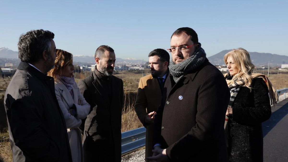 Adrián Barbón, durante la inauguración de los enlaces de carreteras en Siero.