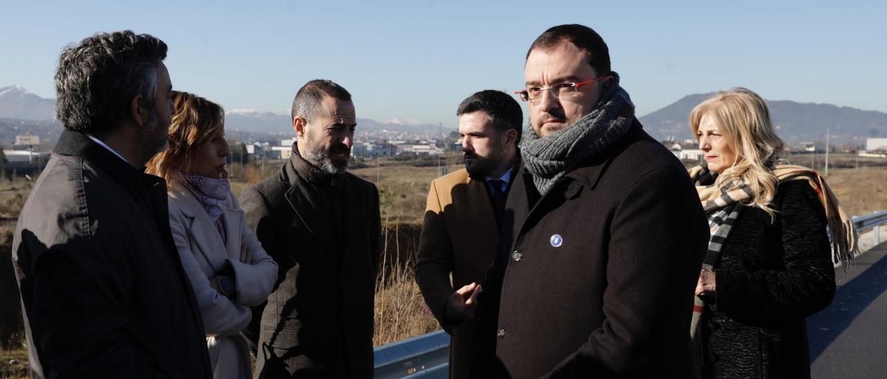 Adrián Barbón, durante la inauguración de los enlaces de carreteras en Siero.