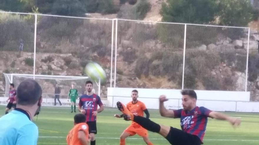 Jesús Sánchez despeja un balón ante un rival del Atzeneta.