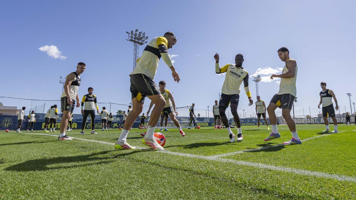 Santi Comesaña, Eric Bailly, Ayoze Pérez, Juan Foyth, Pau Navarro, Denis Suárez, Dani Parejo, Yeremy Pino y Kiko Femenía, en un rondo.