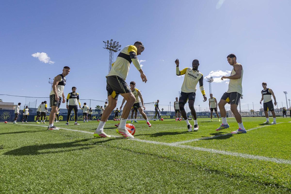 Santi Comesaña, Eric Bailly, Ayoze Pérez, Juan Foyth, Pau Navarro, Denis Suárez, Dani Parejo, Yeremy Pino y Kiko Femenía, en un rondo.