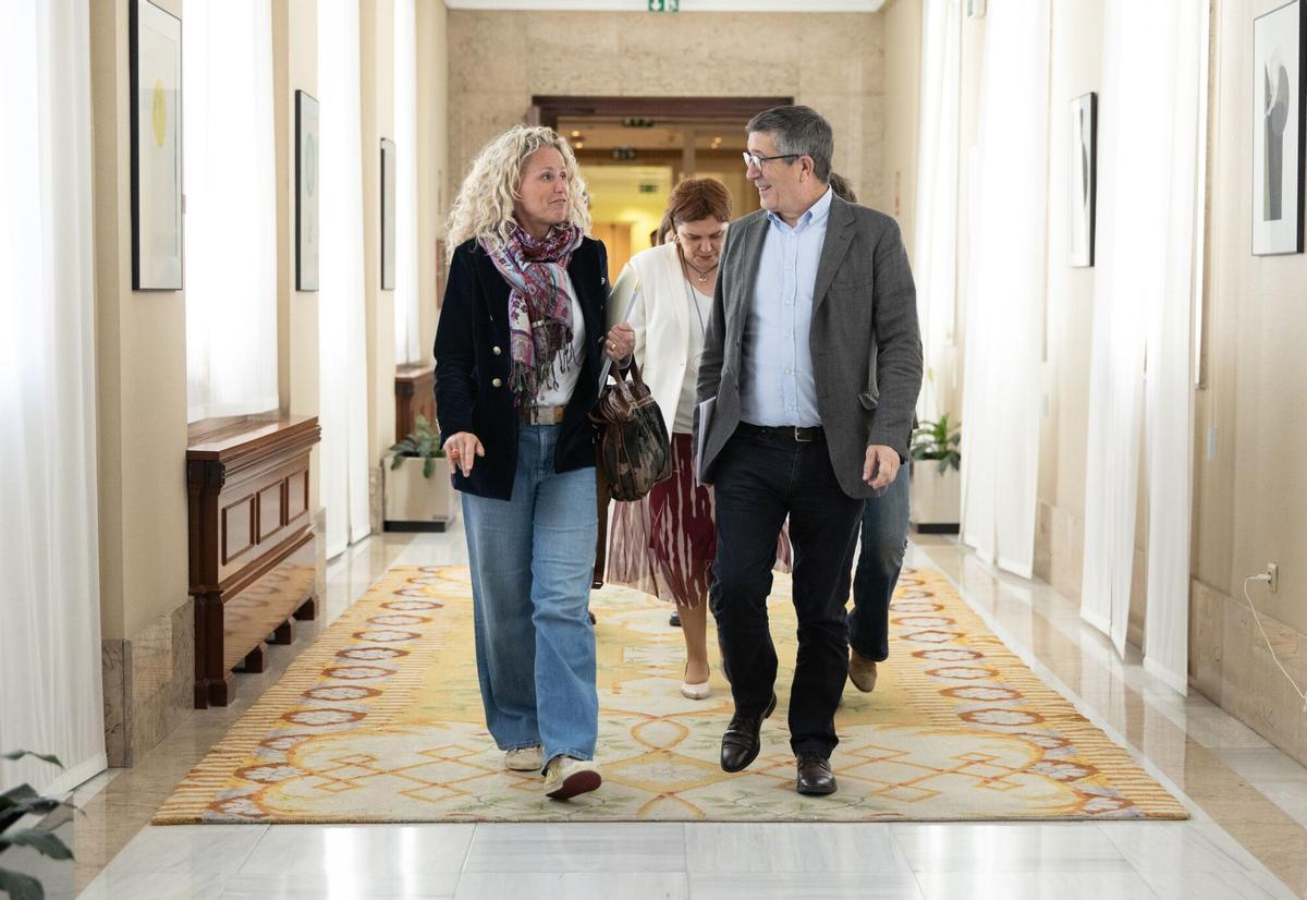 El portavoz del PSOE en el Congreso, Patxi López, con Montse Mínguez, portavoz de la Ejecutiva Federal, en el Congreso.