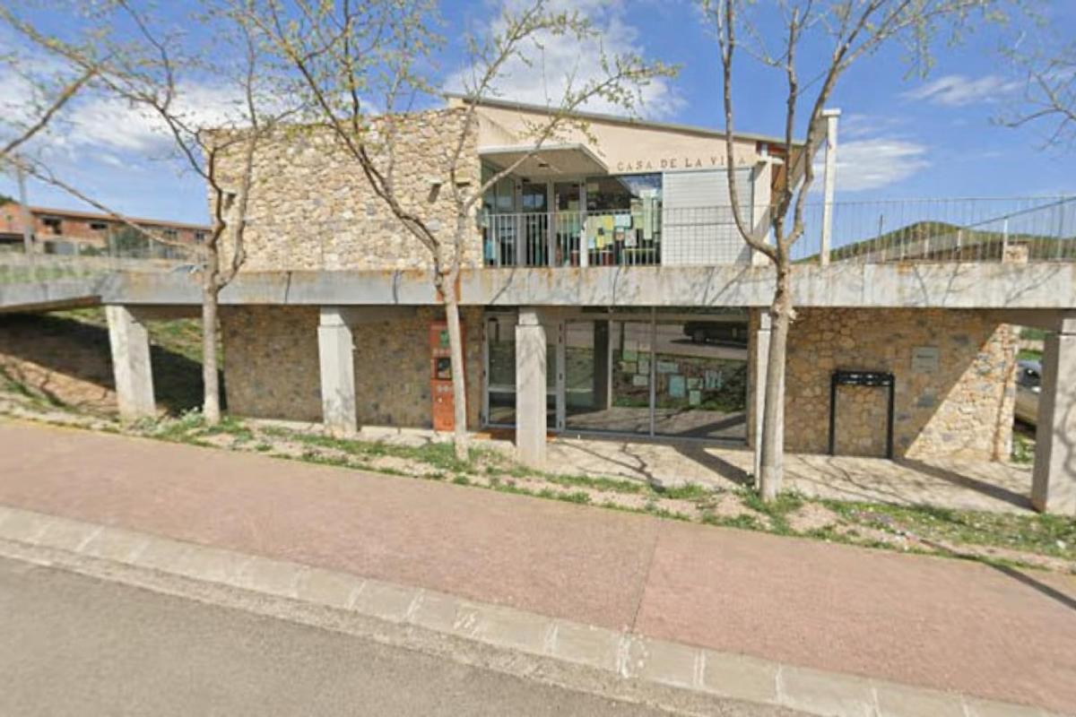 La Casa de la Vila de Boadella i les Escaules.