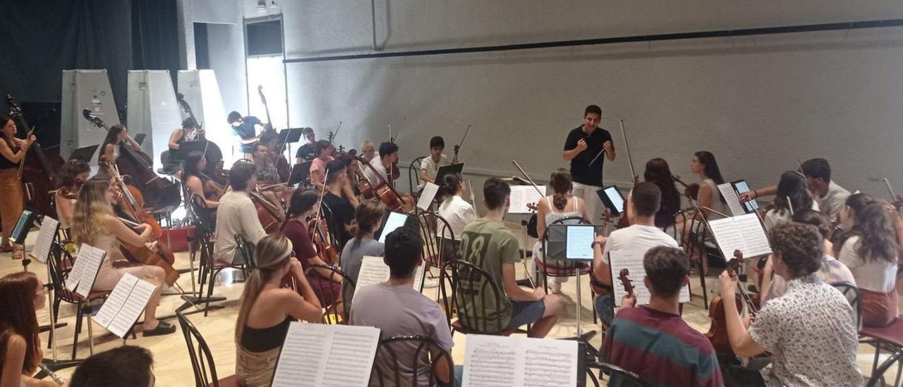 Un grupo de jóvenes estudiantes ensaya para la actuación en el Claustre de Pollença.