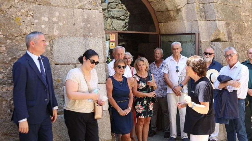 Un moment de la visita de la cònsol general de França a Roses.