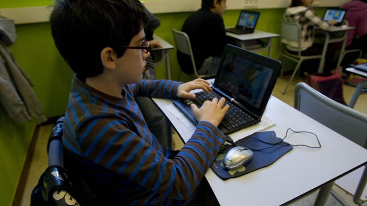 Clases de inglés con ordenador en una escuela de L'Hospitalet, en una imagen de archivo.