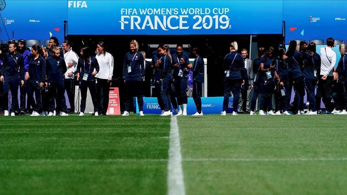 Las jugadoras de la selección francesa en el estadio del Parque de los Príncipes de París.