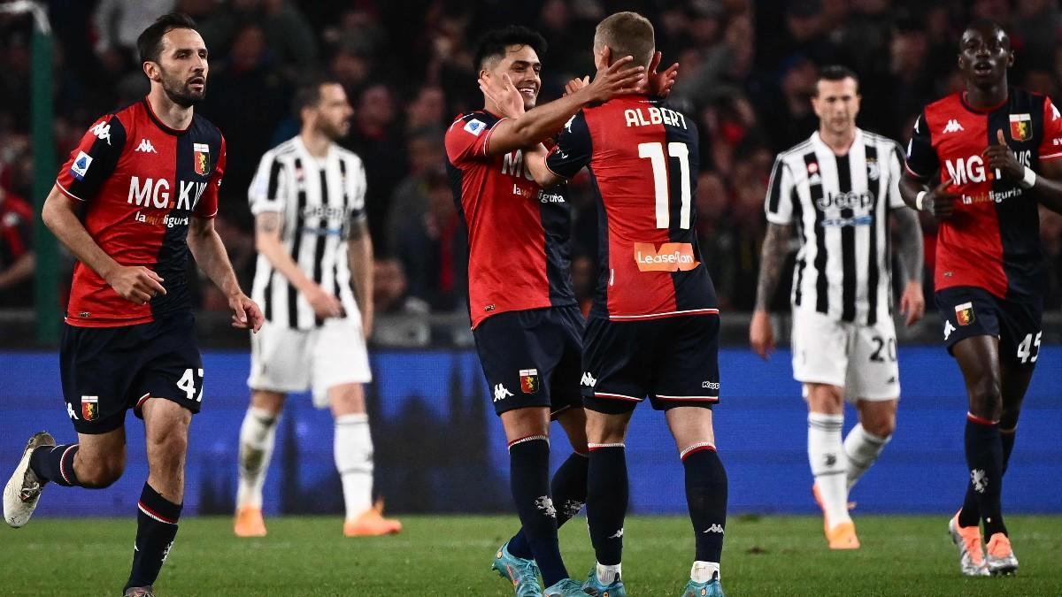 Los jugadores del Genoa celebran un gol contra la Juventus