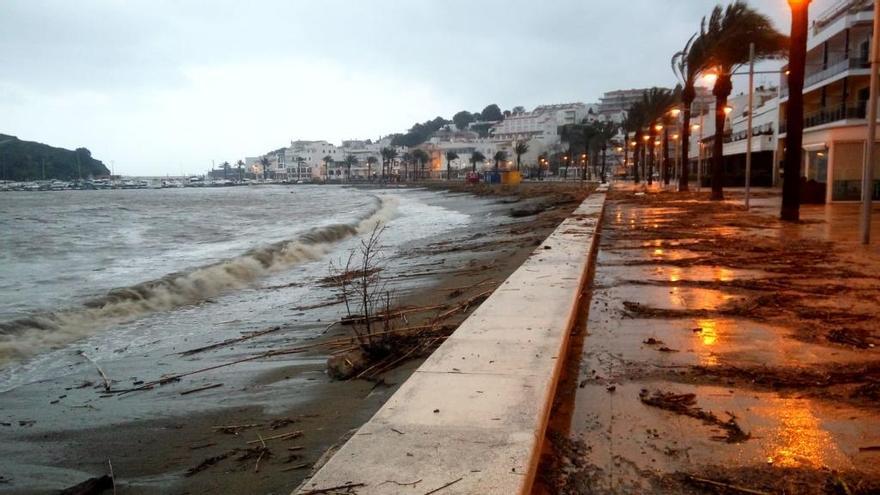 Restes del temporal Gloria al passeig de Llançà.