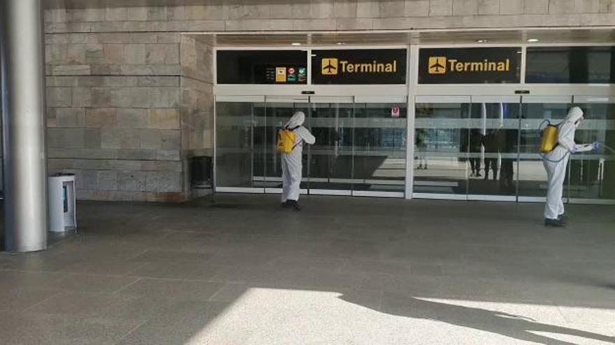 Desinfección en el aeropuerto de Alvedro