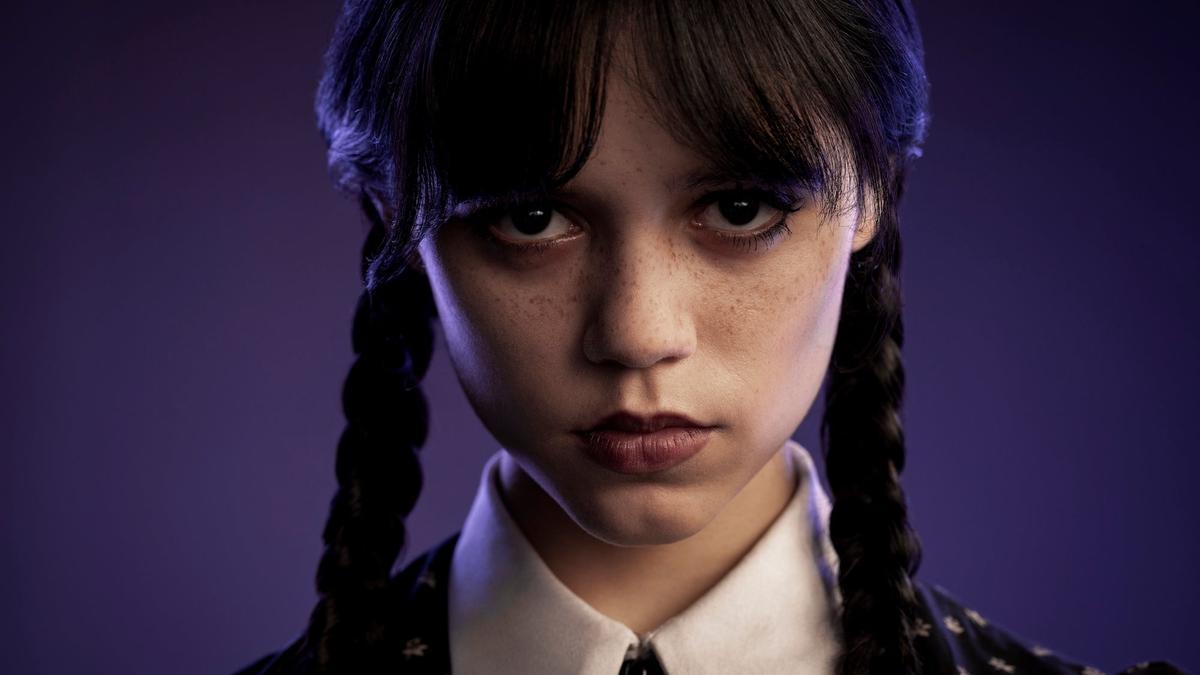 Haz como 'Miércoles' Addams y atrévete con estos pintalabios tan oscuros como ella