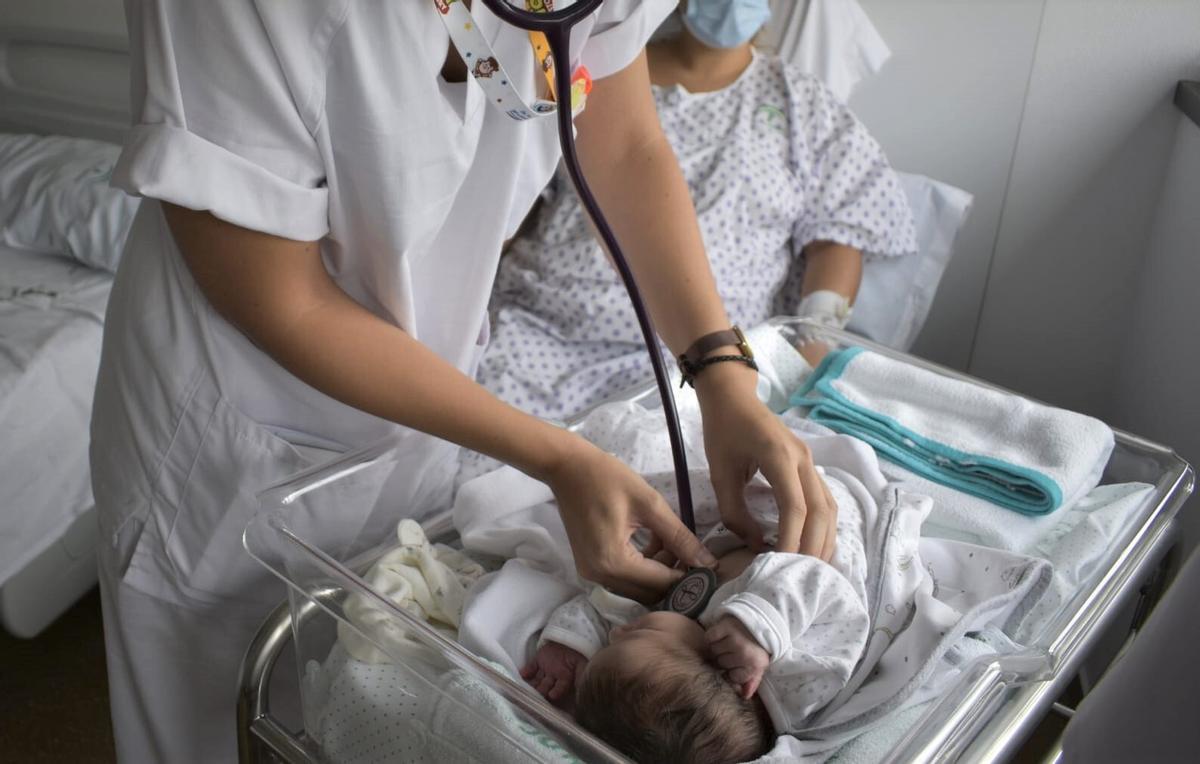 Atención a un paciente con bronquiolitis en un hospital.