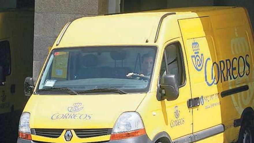 Un furgón de Correos sale del garaje de la central de la Alameda.  // JDA