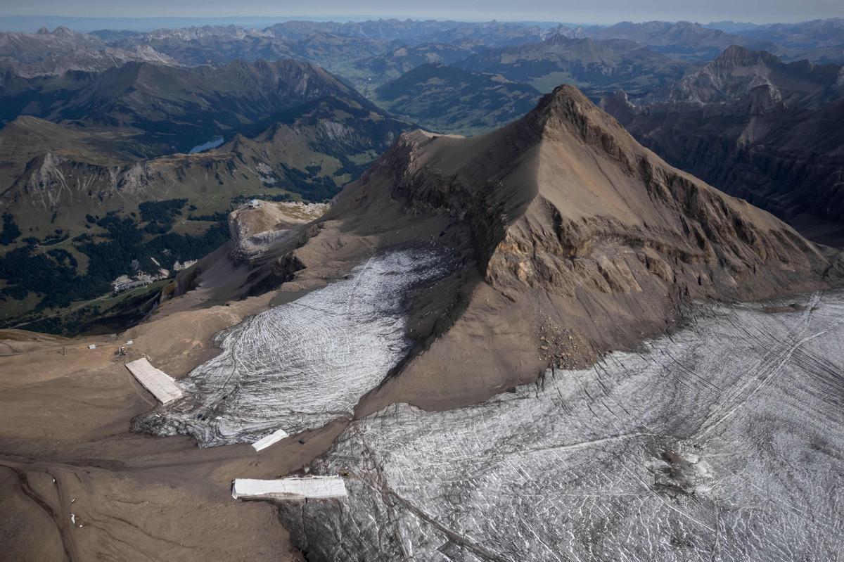 Foto aérea tomada el 13 de septiembre del 2022 en el resort Glacier 3000 por encima de Les Diablerets. Se aprecia el paso del glaciar Tsanfleuron sin el hielo que lo ha cubierto por, al menos, 2.000 años. Se observan también las mantas que se han colocado para preservar la nieve que aún queda.