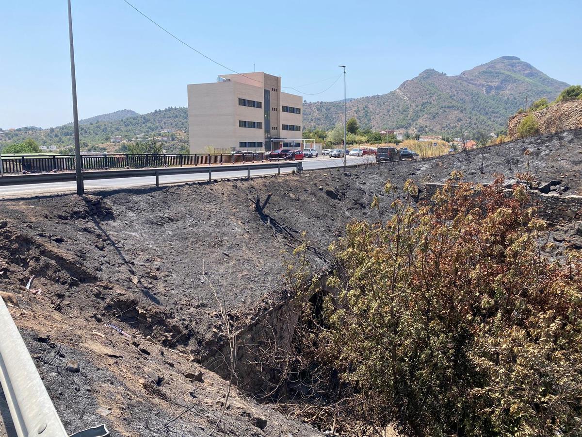El ambulatorio, a pocos metros de donde quedó el fuego, y con Pipa de fondo, la única gran montaña que se ha salvado.