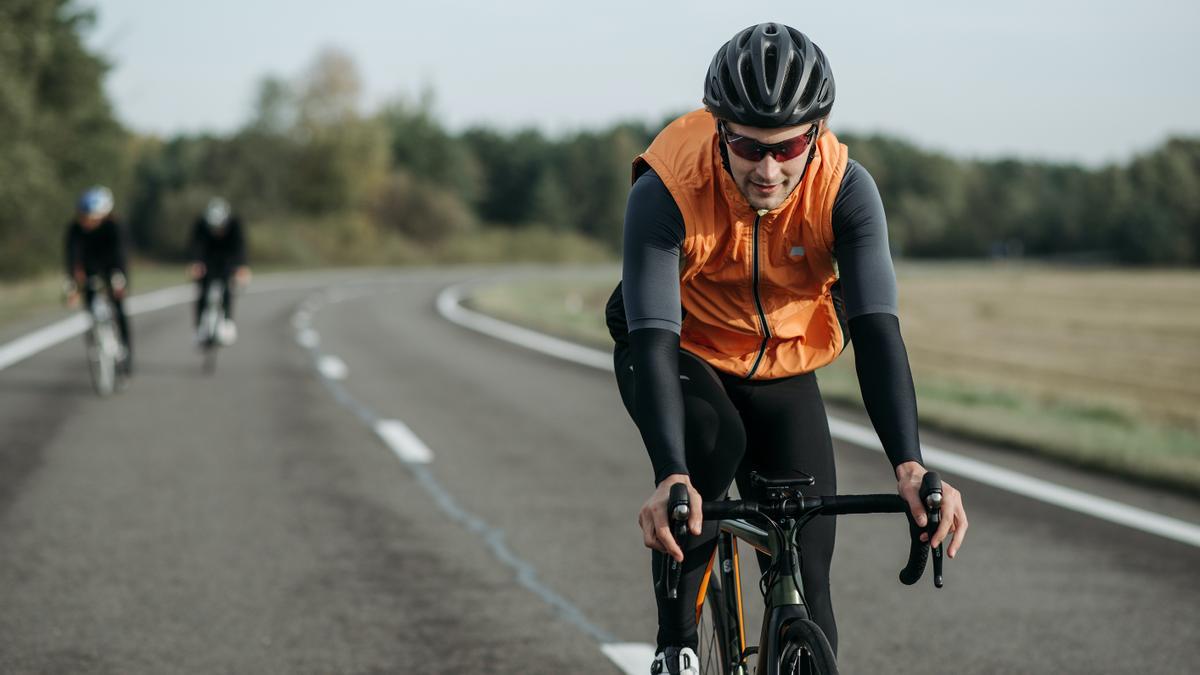 Montar en bicicleta es uno de los deportes más populares para adelgazar.