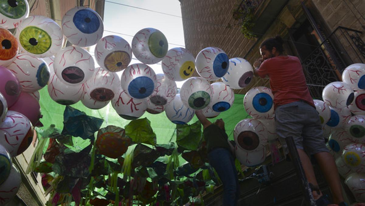 Últims preparatius al carrer de la Perla.