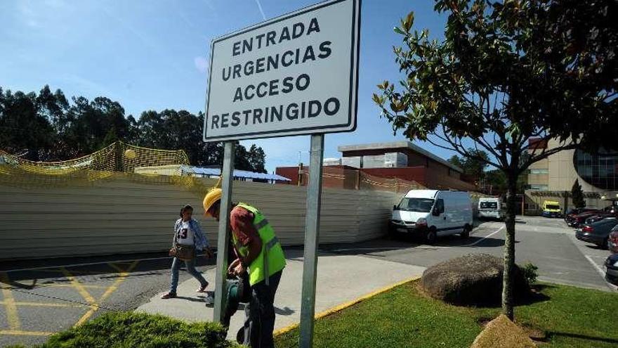 Uno de los pacientes de la mañana sale del servicio. // Iñaki Abella