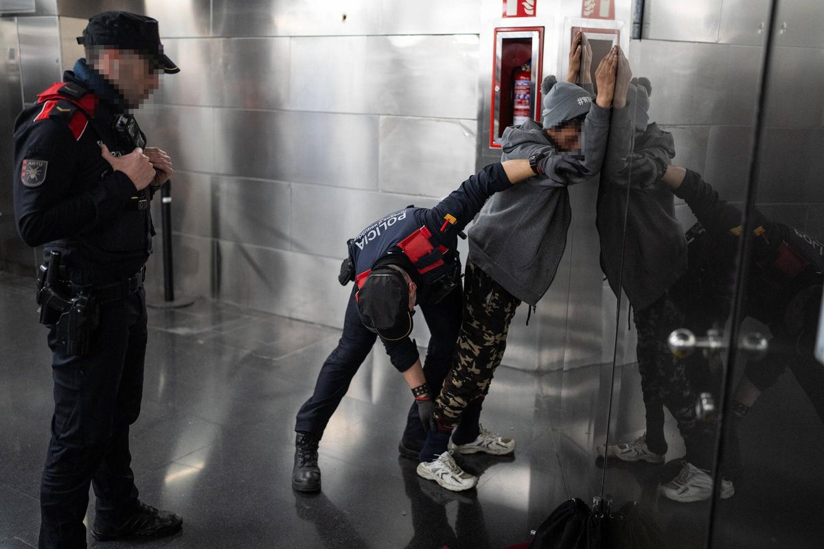 Macrodispositivo de los Mossos junto a la seguridad de TMB en el metro de Barcelona