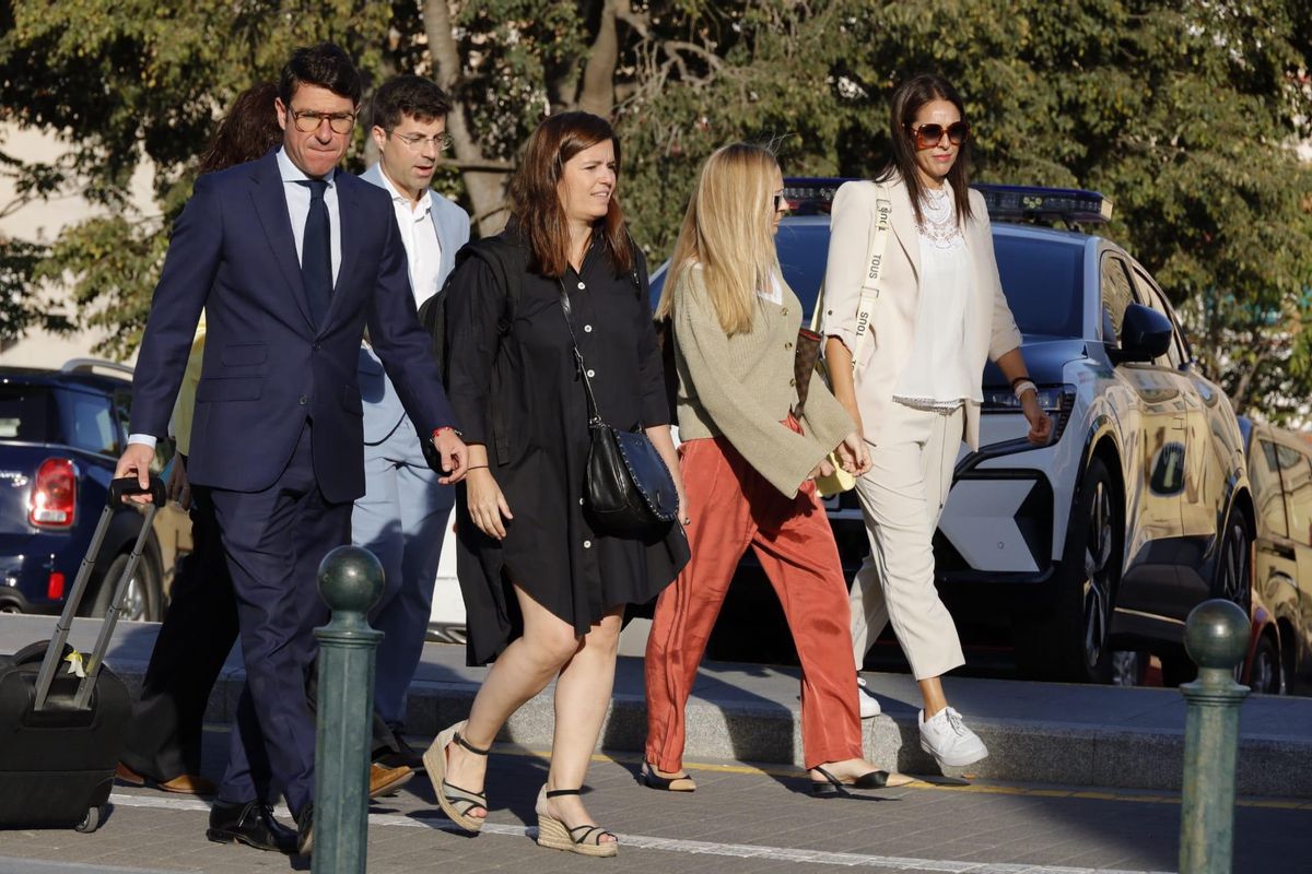 La exdirectora, la primera por la derecha, a su llegada al juzgado con los abogados de la empresa