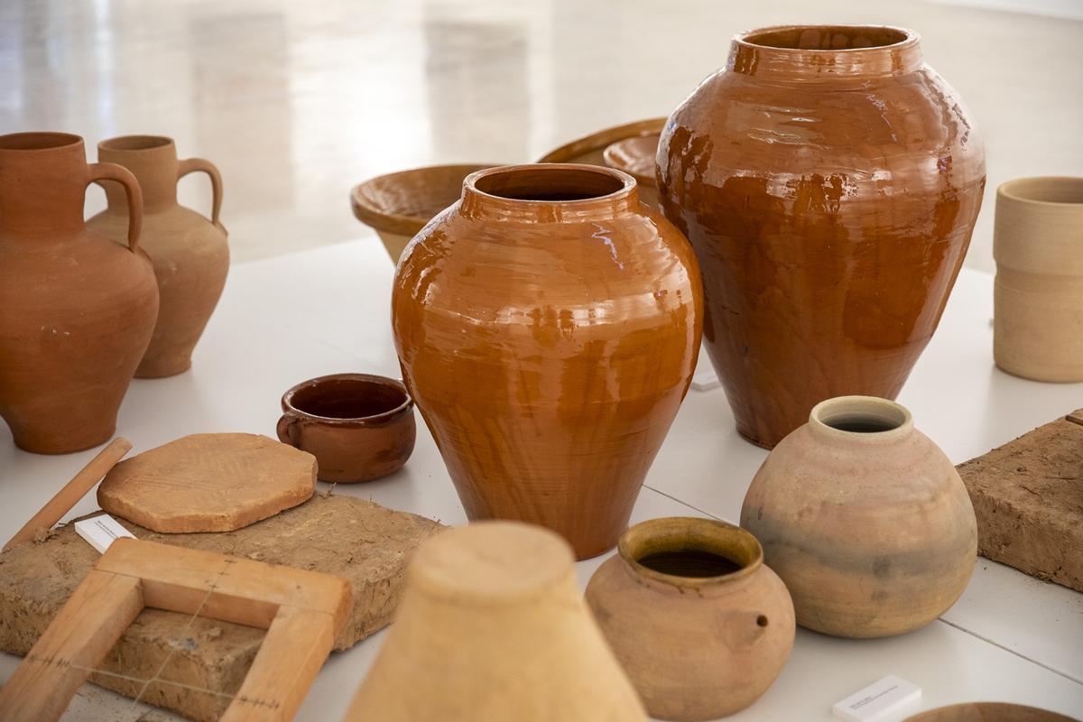 Piezas en la exposición sobre el maestro Frígoles