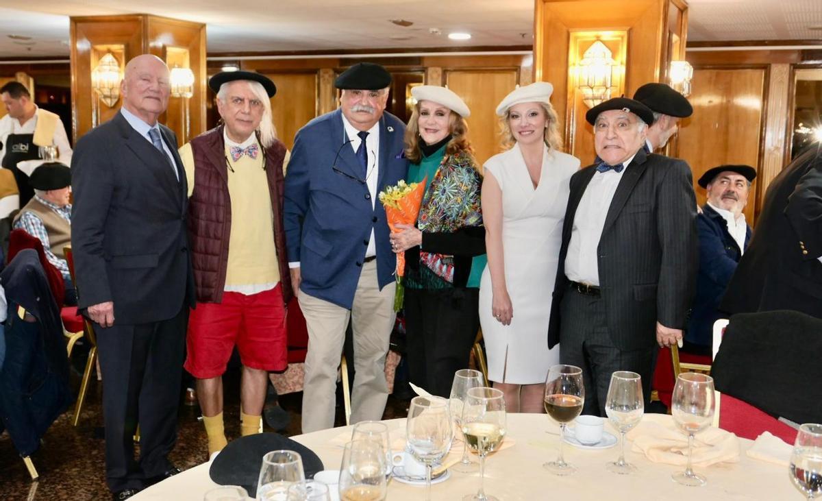 El lalinense Manolo Seixas (tercero por la izquierda) con los «boineros» distinguidos. | MANOLO SEIXAS