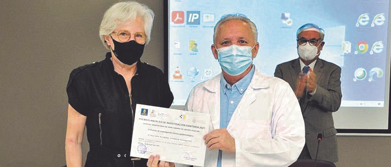 Carmen Negrín, presidenta de honor de la Fundación Juan Negrín, junto al doctor Jesús Villar, durante la entrega de premios.