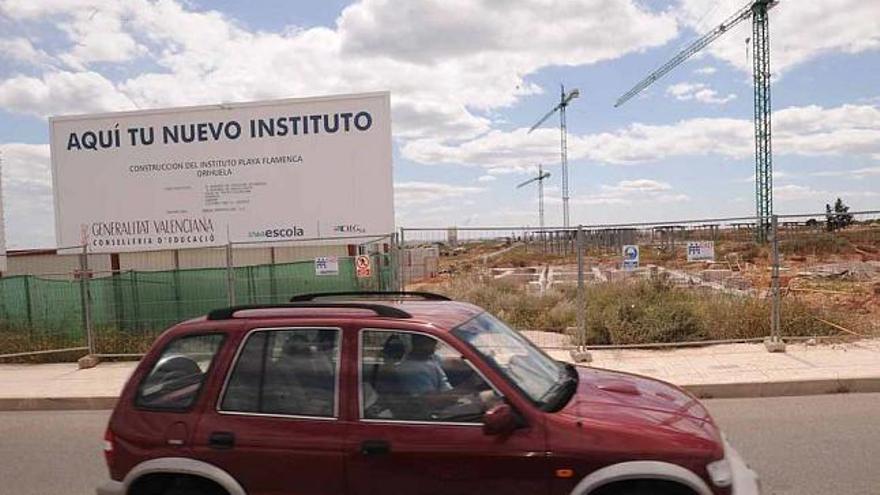 Aspecto de las obras paralizadas del nuevo Instituto de Playa Flamenca en la Costa.