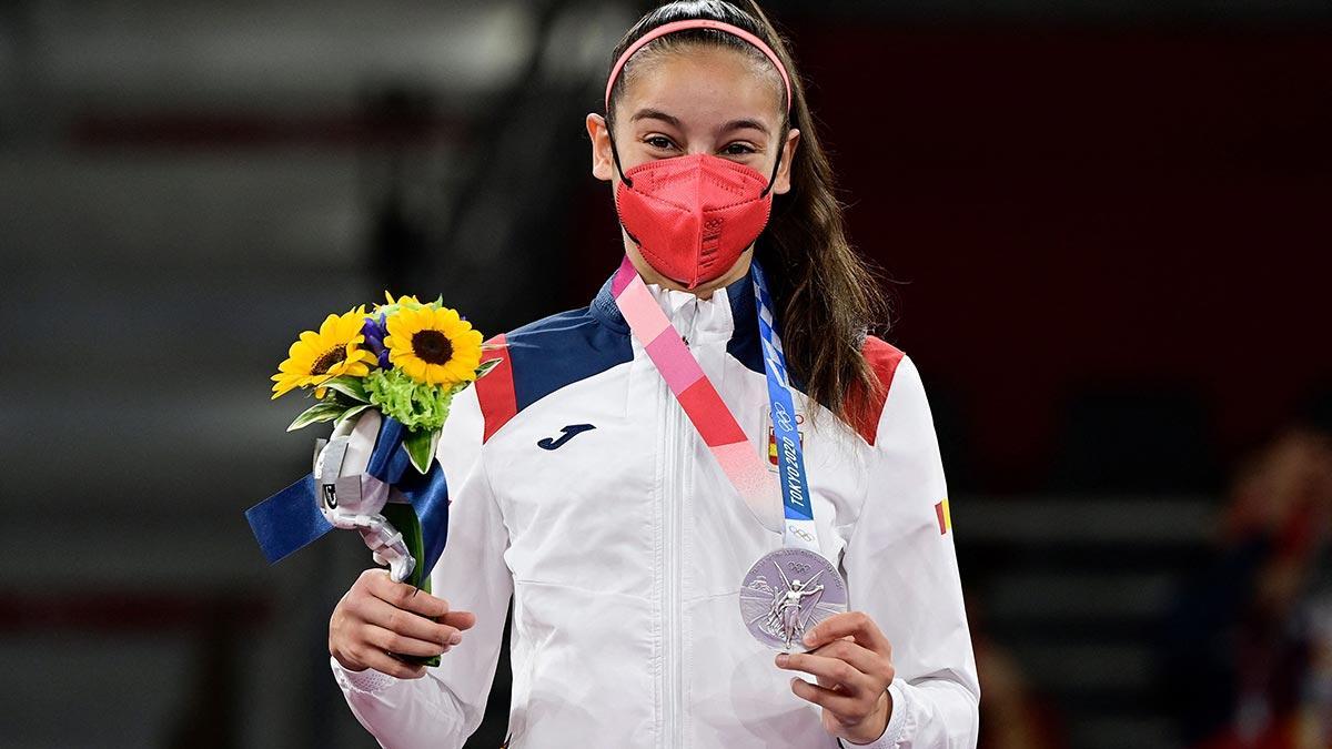 Adriana Cerezo posando con la medalla en Tokio 2020