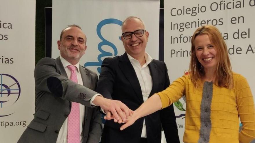 Por la izquierda, Alberto Núñez, Juan Luis Lara e Irene Cid, tras la firma del convenio. |