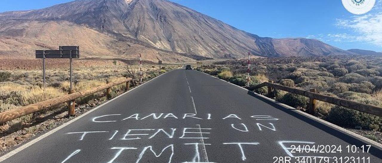 Vandalismo en Tenerife: aparecen pintadas con lemas de la movilización del 20A como &quot;moratoria turística&quot; en el Teide