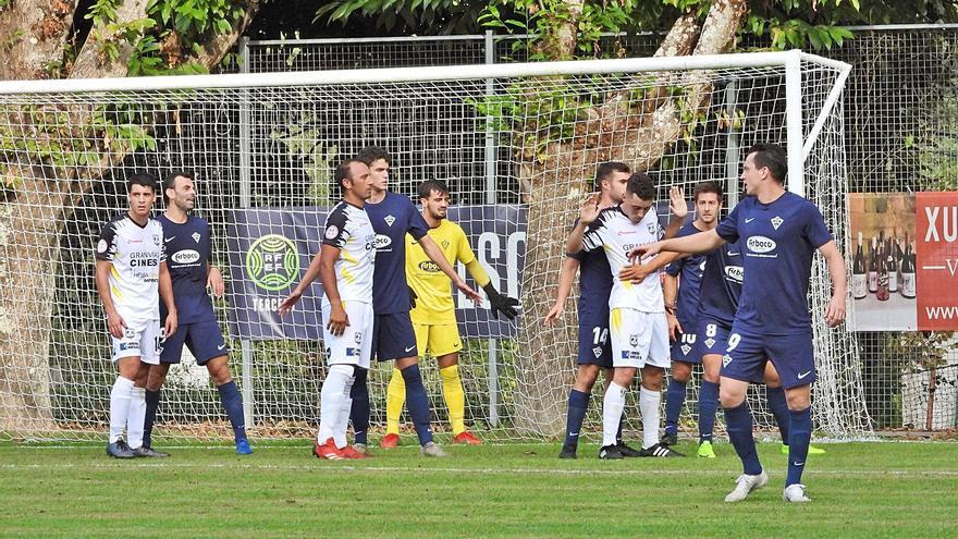 El juego limpio en A Queixeira hizo que el árbitro solo sacase una tarjeta. | // FERNANDO CASANOVA