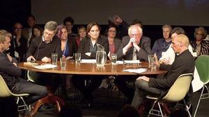 Debate en Burlington en noviembre tras firmarse la creación de la Internacional Progresista. En la fotografía, en el centro, Ada Colau, junto a Bernie Sanders, y en la esquina derecha de la imagen, Yanni Varoufakis.