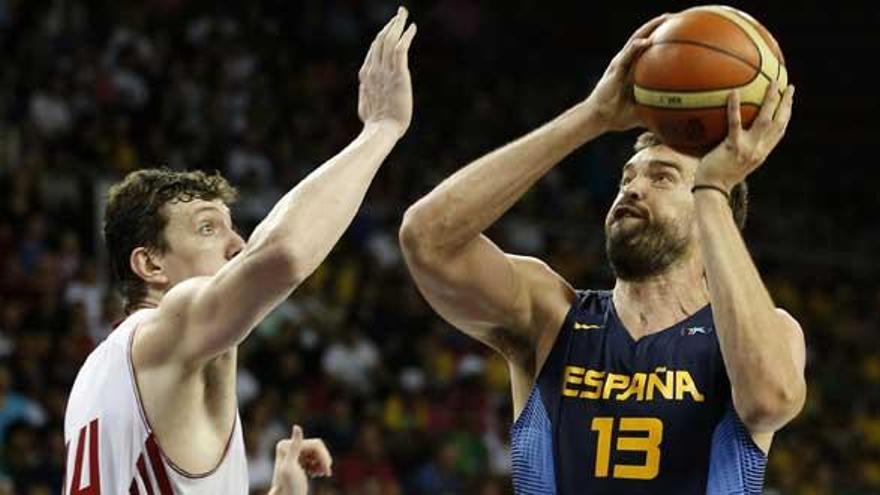 Marc Gasol trata de lanzar a canasta.